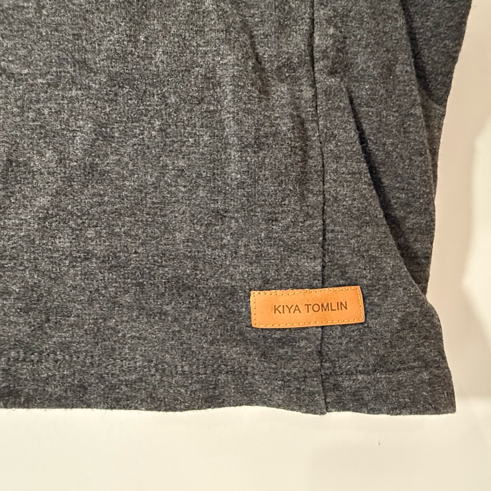 Kiya Tomlin Women’s Gray infinity scarf